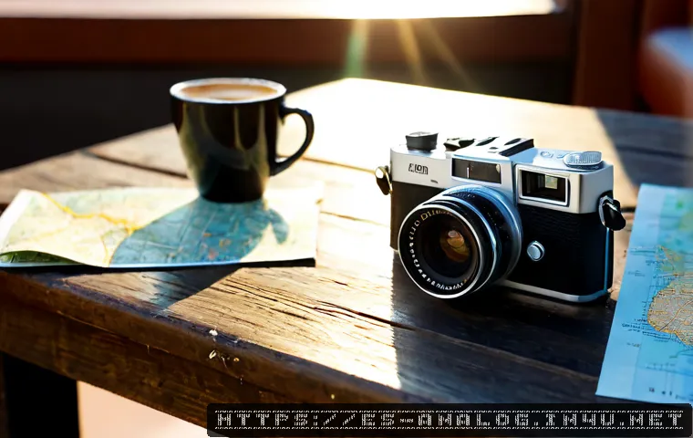 아날로그 카메라 - Photorealistic close-up of a classic 35mm analog film camera resting on a weathered wooden café tabl...